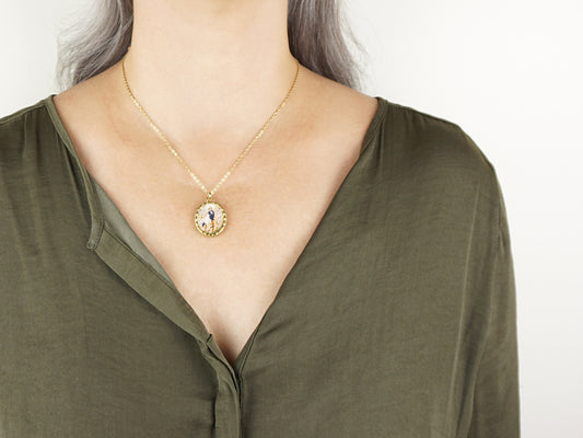 Fio com Medalha Nossa Senhora da Imaculada Conceição, Inspirado na Filigrana Portuguesa, Aço Inoxidável Dourado - Pormenor Mulher a usar Colar