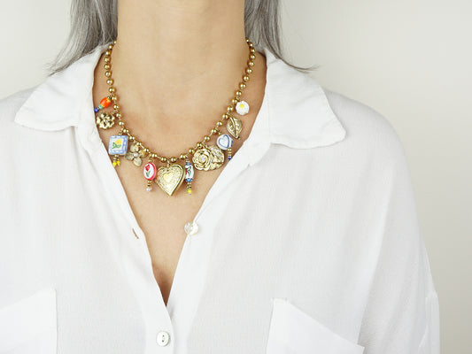 Colar com Berloques Coloridos, Inspirado na Filigrana Portuguesa, Aço Inoxidável Dourado - Pormenor Mulher a usar Colar