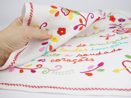 Lenço dos Namorados Grande, Bordado de Viana - Mulher a Tocar no Lenço com a Mão