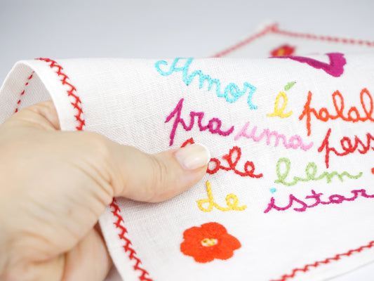 Lenço dos Namorados, Pequeno, Desenho 01 - Mão de Mulher a Tocar no Lenço