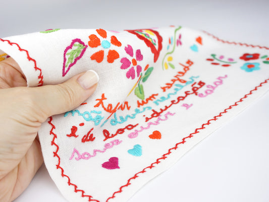 Lenço dos Namorados Pequeno, Desenho 02, Bordado de Viana - Mulher a Tocar no Lenço com a Mão