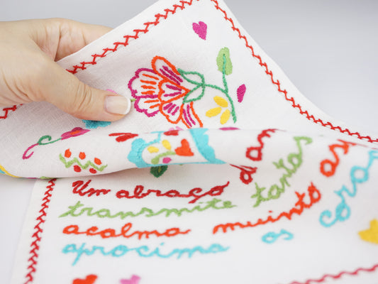 Lenço dos Namorados Pequeno, Desenho 03, Bordado de Viana - Mulher a Tocar no Lenço com a Mão