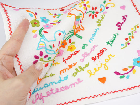 Lenço dos Namorados Pequeno, Desenho 04, Bordado de Viana - Mulher a Tocar no Lenço com a Mão