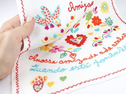 Lenço dos Namorados Pequeno, Desenho 05, Bordado de Viana - Mão de Mulher a Tocar no Lenço