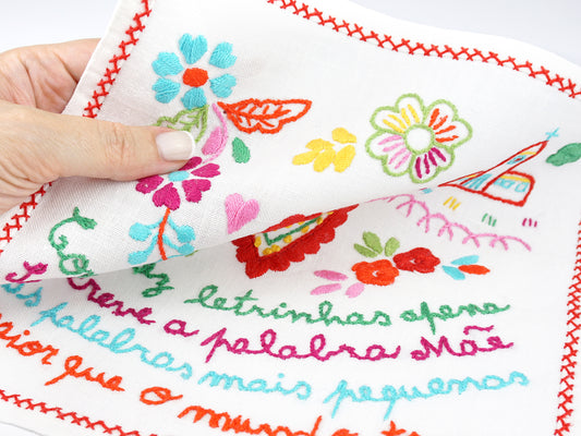 Lenço dos Namorados Pequeno, Desenho 06, Bordado de Viana - Mulher a Tocar Lenço com a Mão