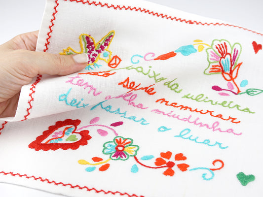 Lenço dos Namorados Pequeno, Desenho 07, Bordado de Viana - Mulher a Tocar o Lenço com a Mão