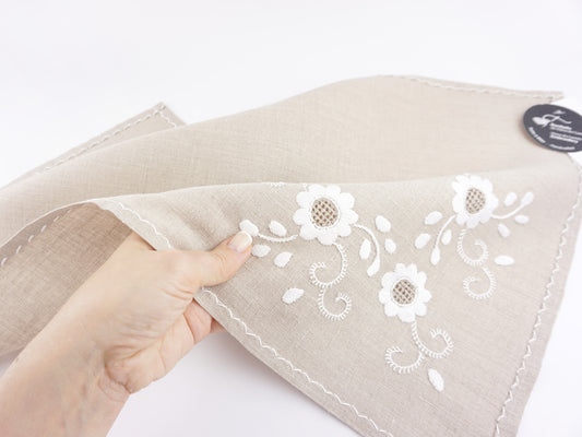 Individual de Mesa, Desenho Branco, Bordado de Viana - Mulher a Tocar No Individual de Mesa com a Mão