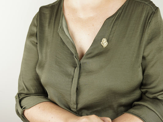 Pin Coração de Viana Tradicional Pequeno, Inspirado na Filigrana Portuguesa, Aço Inoxidável Dourado - Mulher a usar Pin