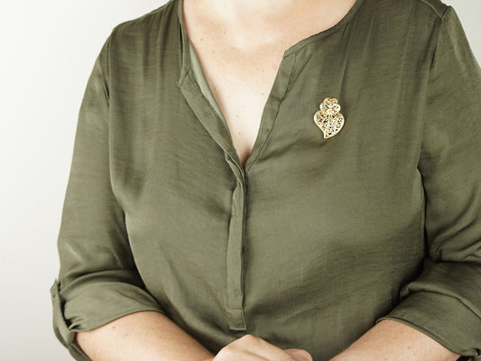 Pin Coração de Viana Tradicional Médio, Inspirado na Filigrana Portuguesa, Aço Inoxidável Dourado - Mulher a usar Pin