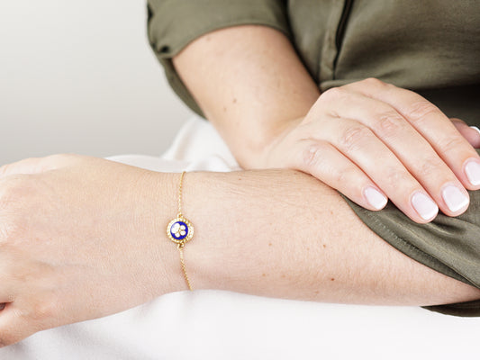 Pulseira Caramujo Azul, Inspirado na Filigrana Portuguesa, Aço Inoxidável Dourado - Mulher a usar Pulseira no Pulso