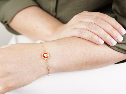 Pulseira Caramujo Laranja, Inspirado na Filigrana Portuguesa, Aço Inoxidável Dourado - Mulher a usar Pulseira no Pulso