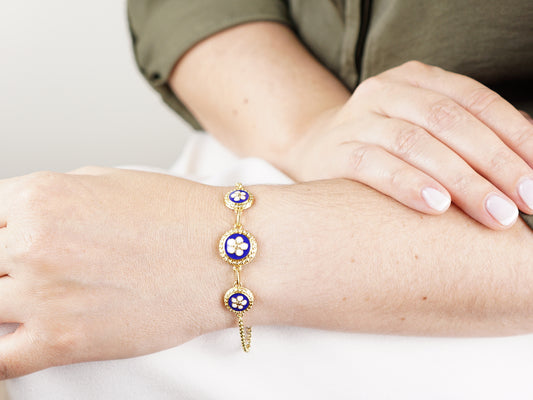 Pulseira Três Caramujos Azuis, Inspirado na Filigrana Portuguesa, Aço Inoxidável Dourado - Mulher a usar Pulseira no Pulso