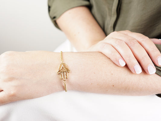 Pulseira Mão de Fátima, Inspirado na Filigrana Portuguesa, Aço Inoxidável Dourado - Mulher a usar Pulseira no Pulso