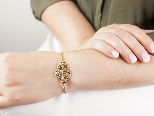 Pulseira Coração de Viana Tradicional, Inspirado na Filigrana Portuguesa, Aço Inoxidável Dourado - Mulher a usar Pulseira no Pulso
