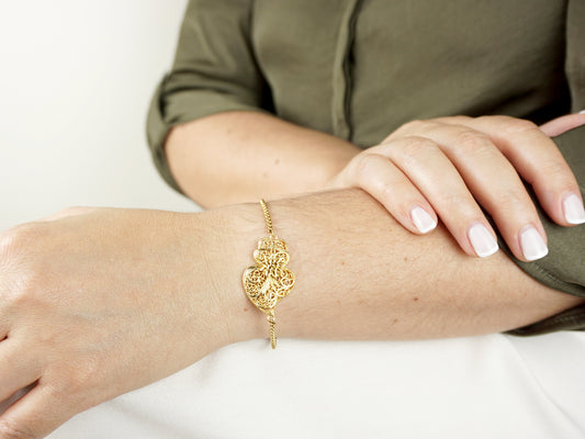 Pulseira Coração de Viana Tradicional, Inspirado na Filigrana Portuguesa, Aço Inoxidável Dourado - Mulher a usar Pulseira