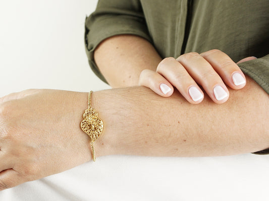 Pulseira Coração de Viana Tradicional, Inspirado na Filigrana Portuguesa, Aço Inoxidável Dourado - Mulher a usar Pulseira no Pulso