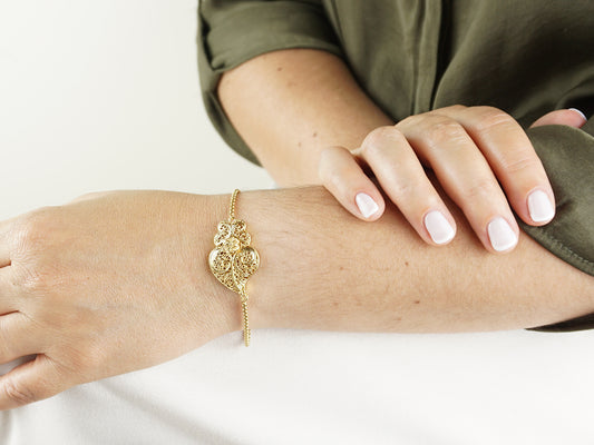 Pulseira Coração de Viana Tradicional, Inspirado na Filigrana Portuguesa, Aço Inoxidável Dourado - Mulher a usar no Pulso