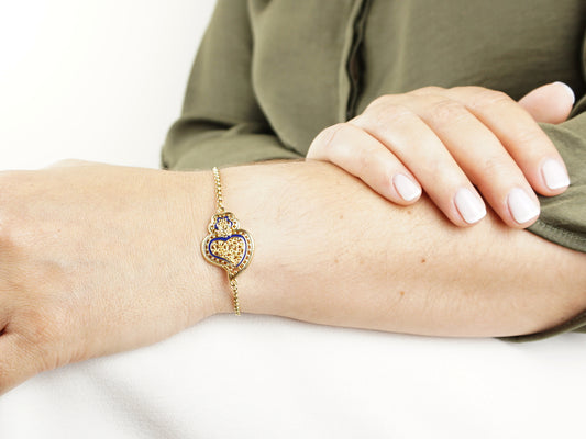 Pulseira Coração de Viana Tradicional com Pormenores Azuis, Inspirado na Filigrana Portuguesa, Aço Inoxidável Dourado - Mulher a usar Pulseira no Pulso