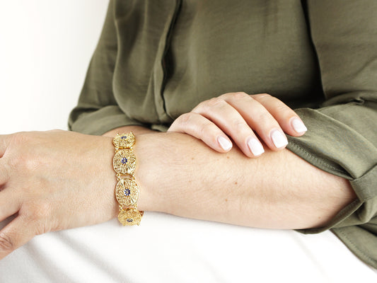 Pulseira Ovais com Pormenores Azuis, Inspirado na Filigrana Portuguesa, Aço Inoxidável Dourado - Mulher a usar Pulseira no Pulso