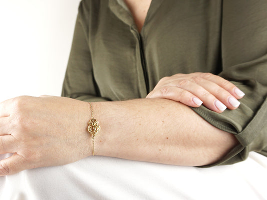 Pulseira Coração de Viana Tradicional Pequeno, Inspirado na Filigrana Portuguesa, Aço Inoxidável Dourado - Mulher a usar Puseira no Pulso