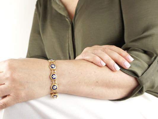 Pulseira Nove Caramujos Azuis, Inspirado na Filigrana Portuguesa, Aço Inoxidável Dourado - Mulher a usar Pulseira no Pulso