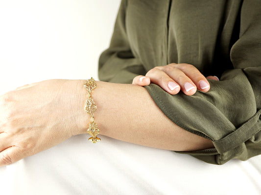 Pulseira Seis Corações de Viana, Inspirado na Filigrana Portuguesa, Aço Inoxidável Dourado - Pormenor Mulher a usar Pulseira