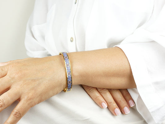Pulseira Escrava Azulejo Português, Inspirada na Tradição Portuguesa, Aço Inoxidável Dourado - Pormenor Mulher a usar Pulseira