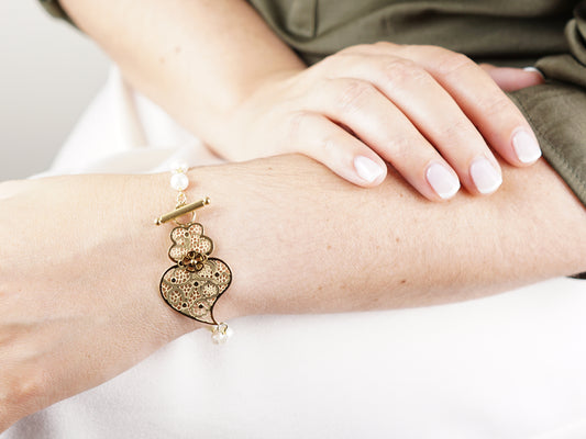Pulseira Coração de Viana e Pérolas, Inspirado na Filigrana Portuguesa, Aço Inoxidável Dourado - Mulher a usar Pulseira no Pulso
