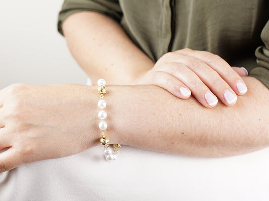 Pulseira Contas de Viana e Pérolas, Inspirado na Filigrana Portuguesa, Aço Inoxidável Dourado - Mulher a usar Pulseira no Pulso