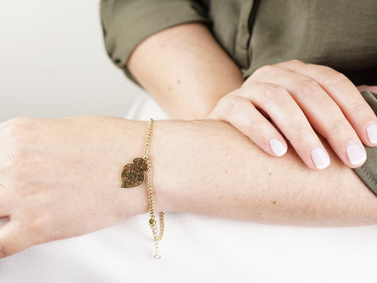 Pulseira Coração de Viana Estilizado, Inspirado na Filigrana Portuguesa, Aço Inoxidável Dourado - Mulher a usar Pulseira no Pulso