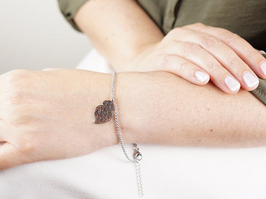 Pulseira Coração de Viana Estilizado, Inspirado na Filigrana Portuguesa, Aço Inoxidável - Mulher a usar Pulseira no Pulso
