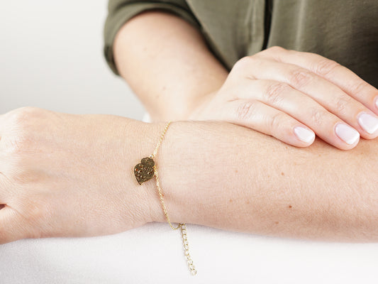Pulseira Coração de Viana Estilizado Pequeno, Inspirado na Filigrana Portuguesa, Aço Inoxidável Dourado - Mulher a usar Pulseira no Pulso