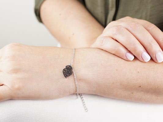 Pulseira Coração de Viana Estilizado Pequeno, Inspirado na Filigrana Portuguesa, Aço Inoxidável - Mulher a usar Pulseira no Pulso
