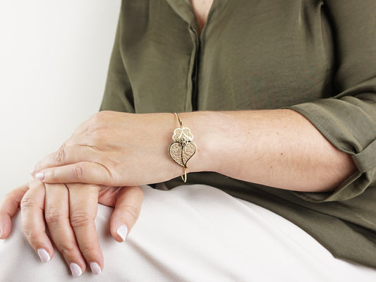 Pulseira Escrava Coração de Viana Estilizado, Inspirado na Filigrana Portuguesa, Aço Inoxidável Dourado - Mulher a usar Pulseira no Pulso