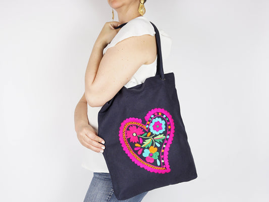 Tote Bag em Linho Forrado, Bordado de Viana - Mulher a Usar Saco ao Ombro