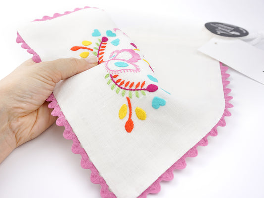 Saco Lanche com Rebordo Rosa, Bordado de Viana - Pormenor Mão de Mulher a Manusear Saco para Lanche