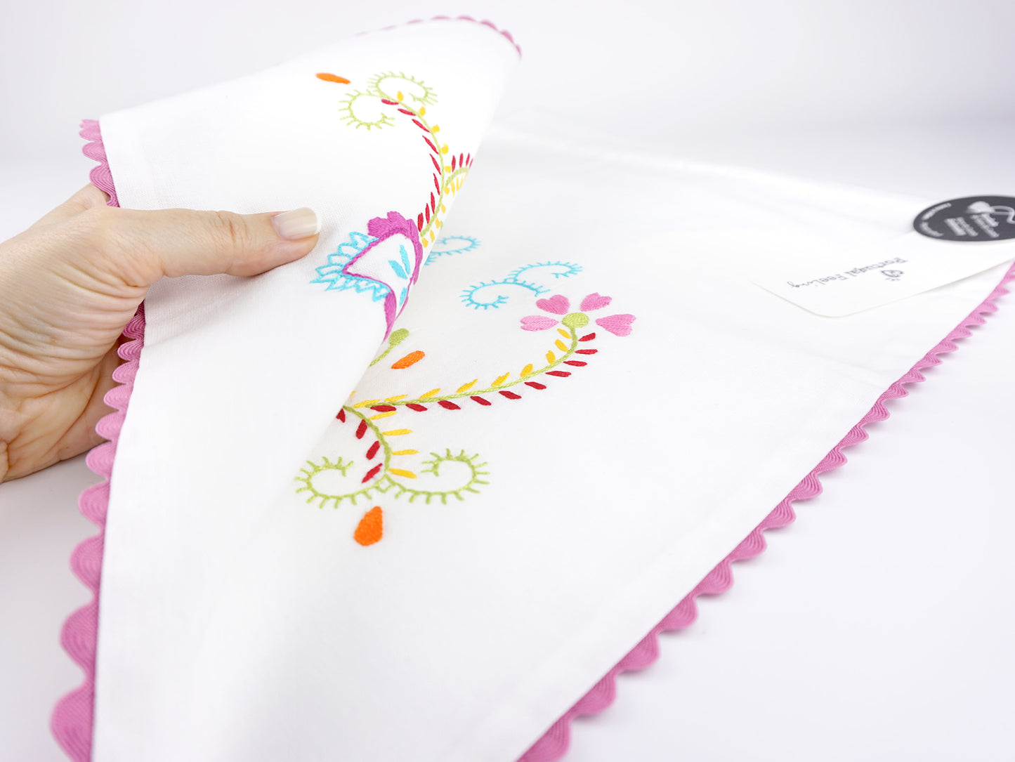 Saco para Pão com Rebordo Rosa, Bordado de Viana - Mão de Mulher a Manusear Saco