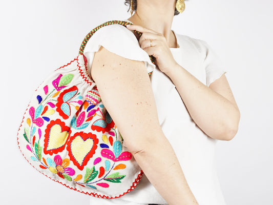 Saco Rico, Bordado de Viana - Mulher a usar Carteira ao Ombro