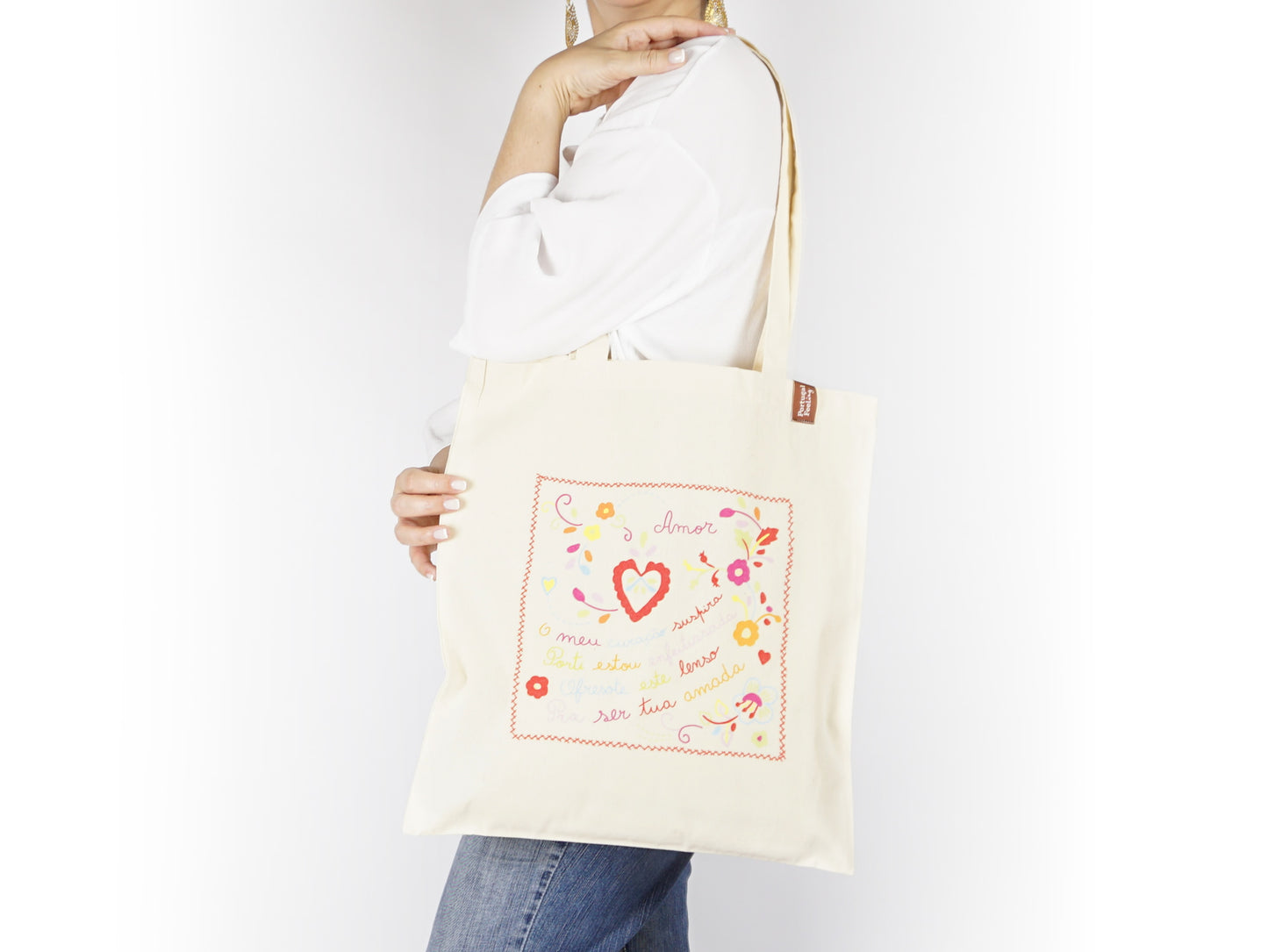 Saco Tote Bag Lenço dos Namorados, em Algodão, Tradições Portuguesas - Mulher com Saco ao Ombro