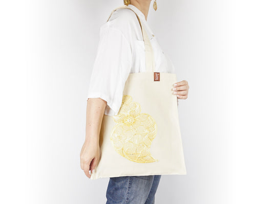 Saco Tote Bag Filigrana Dourada, em Algodão, Tradições Portuguesas - Mulher a usar Saco ao Ombro