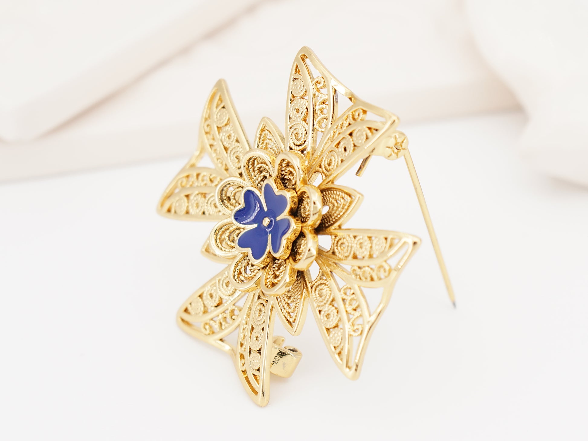 Alfinete Cruz com Pormenores Azuis, Inspirado na Filigrana Portuguesa, Aço Inoxidável Dourado