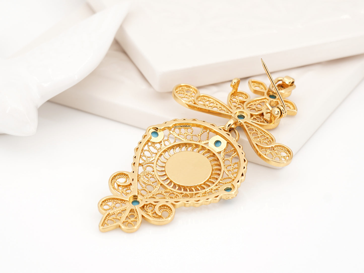 Alfinete Relicário Médio, Inspirado na Filigrana Portuguesa, Aço Inoxidável Dourado - Vista de Trás