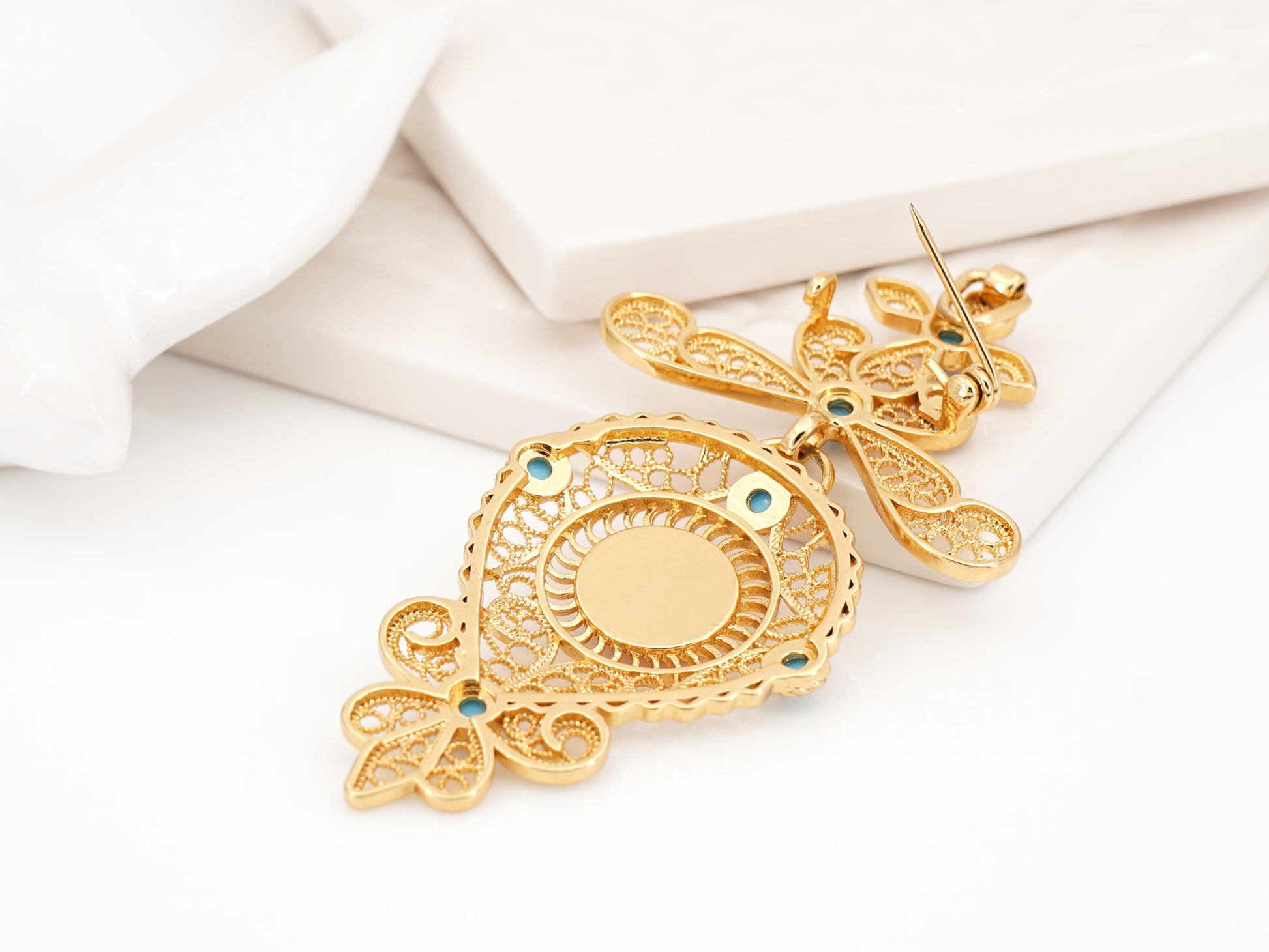 Alfinete Relicário Médio, Inspirado na Filigrana Portuguesa, Aço Inoxidável Dourado - Vista de Trás