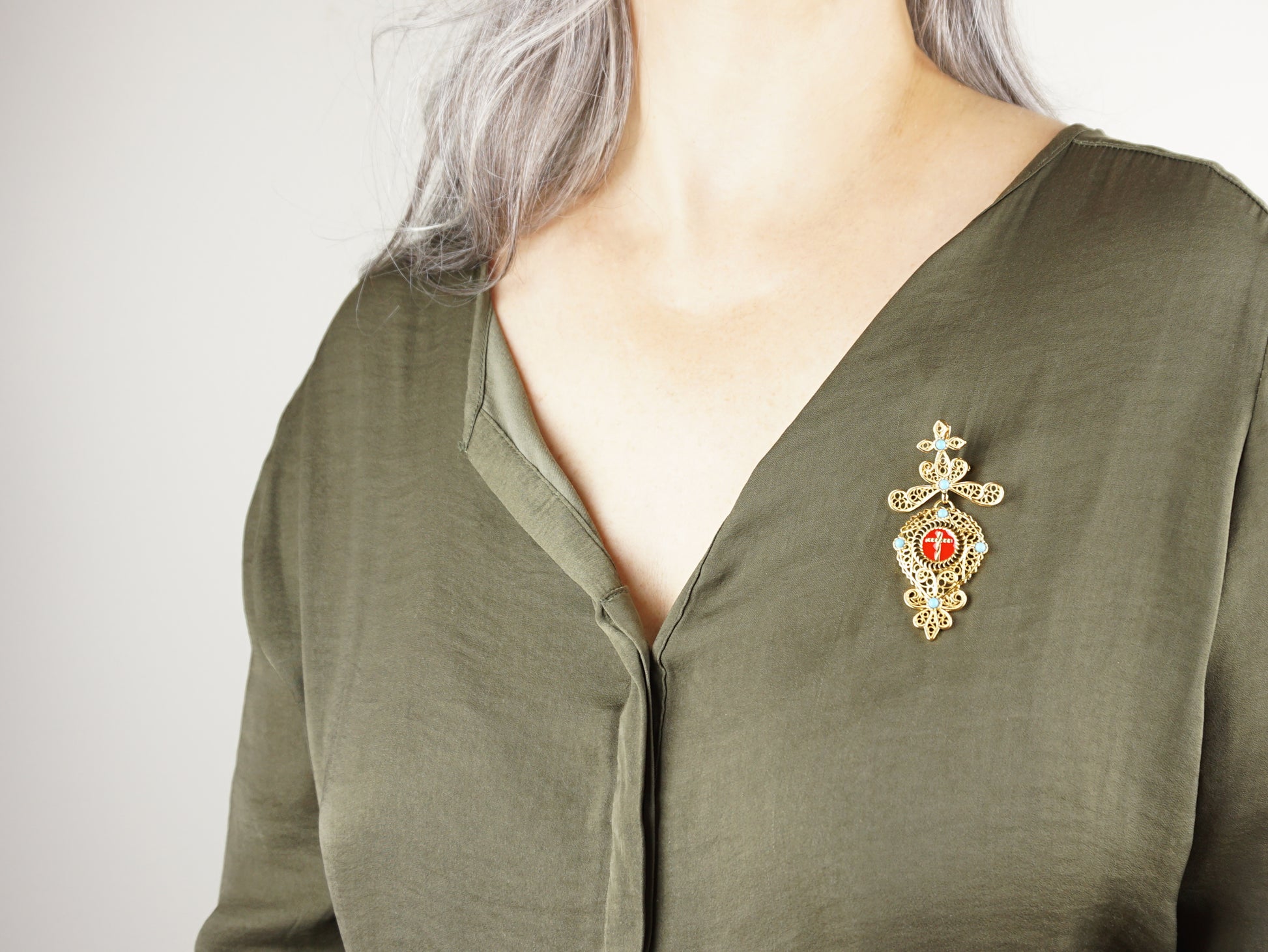 Alfinete Relicário Médio, Inspirado na Filigrana Portuguesa, Aço Inoxidável Dourado - Pormenor Alfinete ao Peito