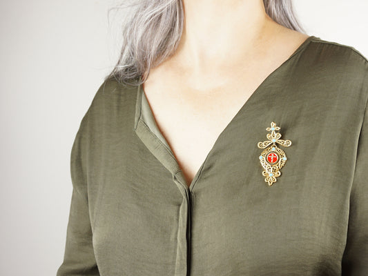 Alfinete Relicário Médio, Inspirado na Filigrana Portuguesa, Aço Inoxidável Dourado - Pormenor Alfinete ao Peito