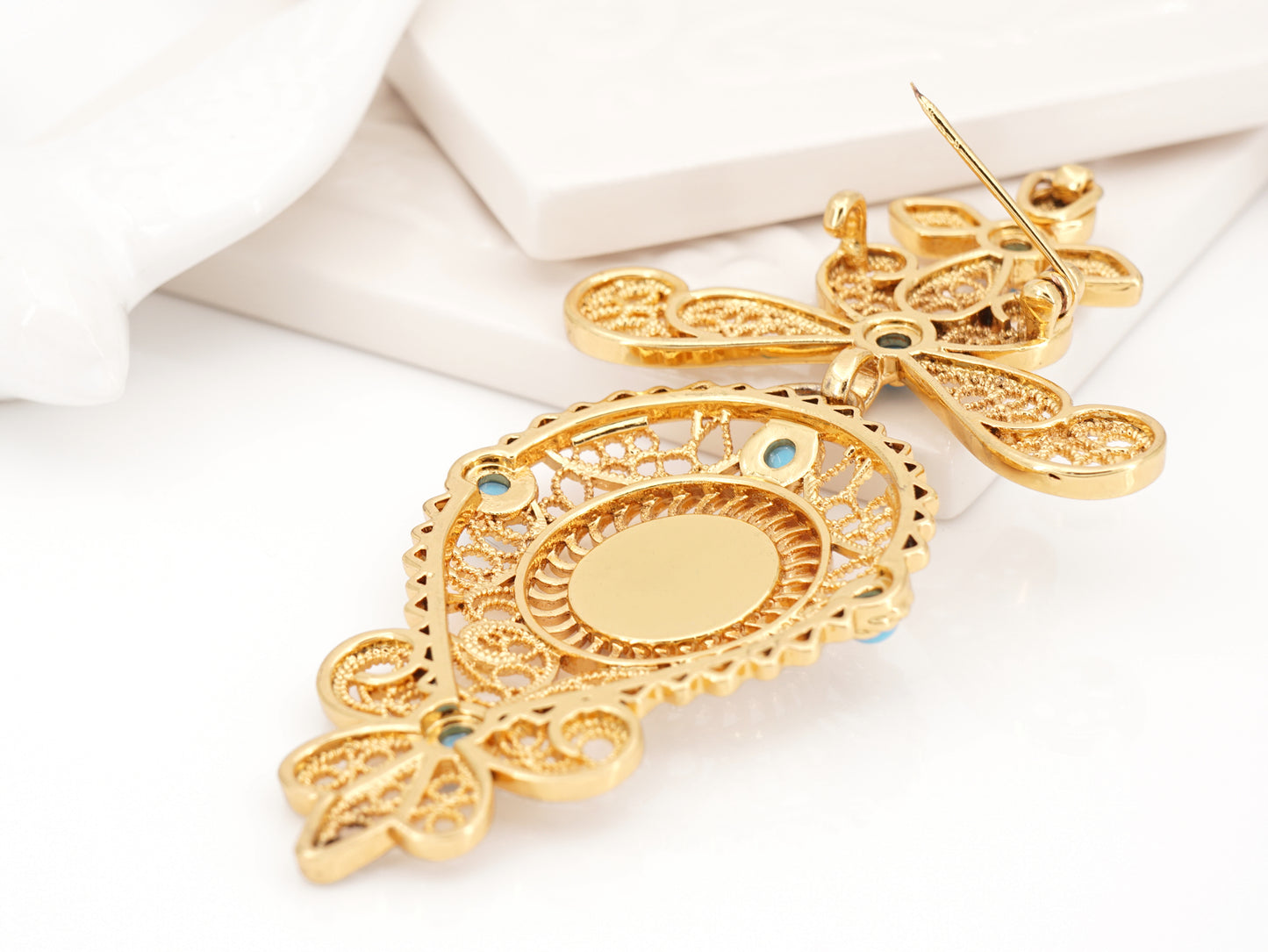 Alfinete Relicário Grande, Inspirado na Filigrana Portuguesa, Aço Inoxidável Dourado - Vista de Trás