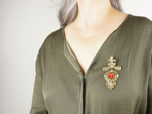 Alfinete Relicário Grande, Inspirado na Filigrana Portuguesa, Aço Inoxidável Dourado - Pormenor Alfinete ao Peito