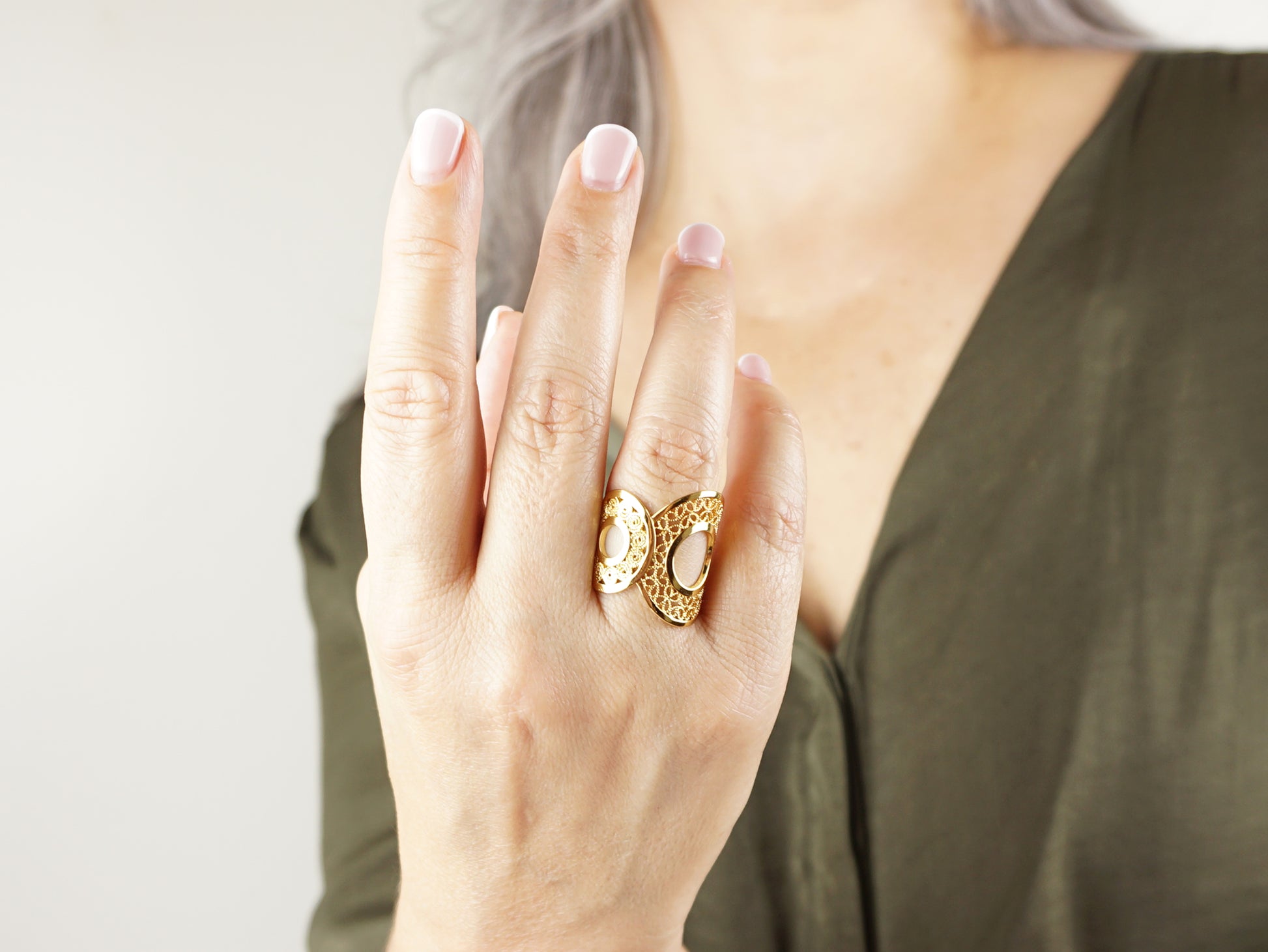 Anel Geométrico com Círculos, Inspirado na Filigrana Portuguesa, Aço Inoxidável Dourado - Pormenor Mulher a usar Anel