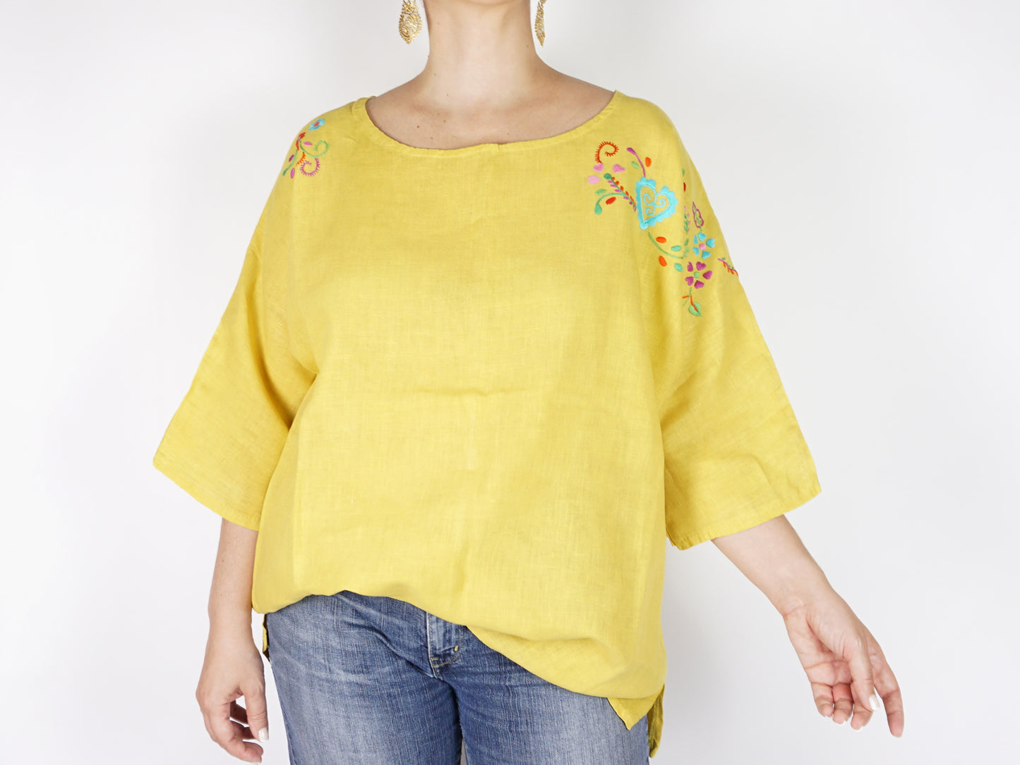 Blusa Amarela, em Linho com Bordado de Viana, Tamanho Único - Mulher a Usar Blusa