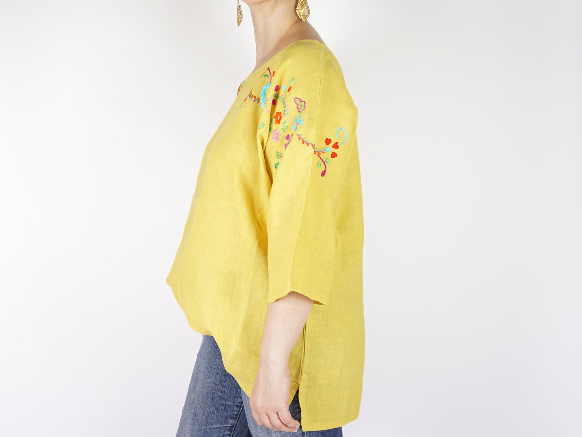 Blusa Amarela, em Linho com Bordado de Viana, Tamanho Único - Mulher a Usar Blusa, Vista de Lado